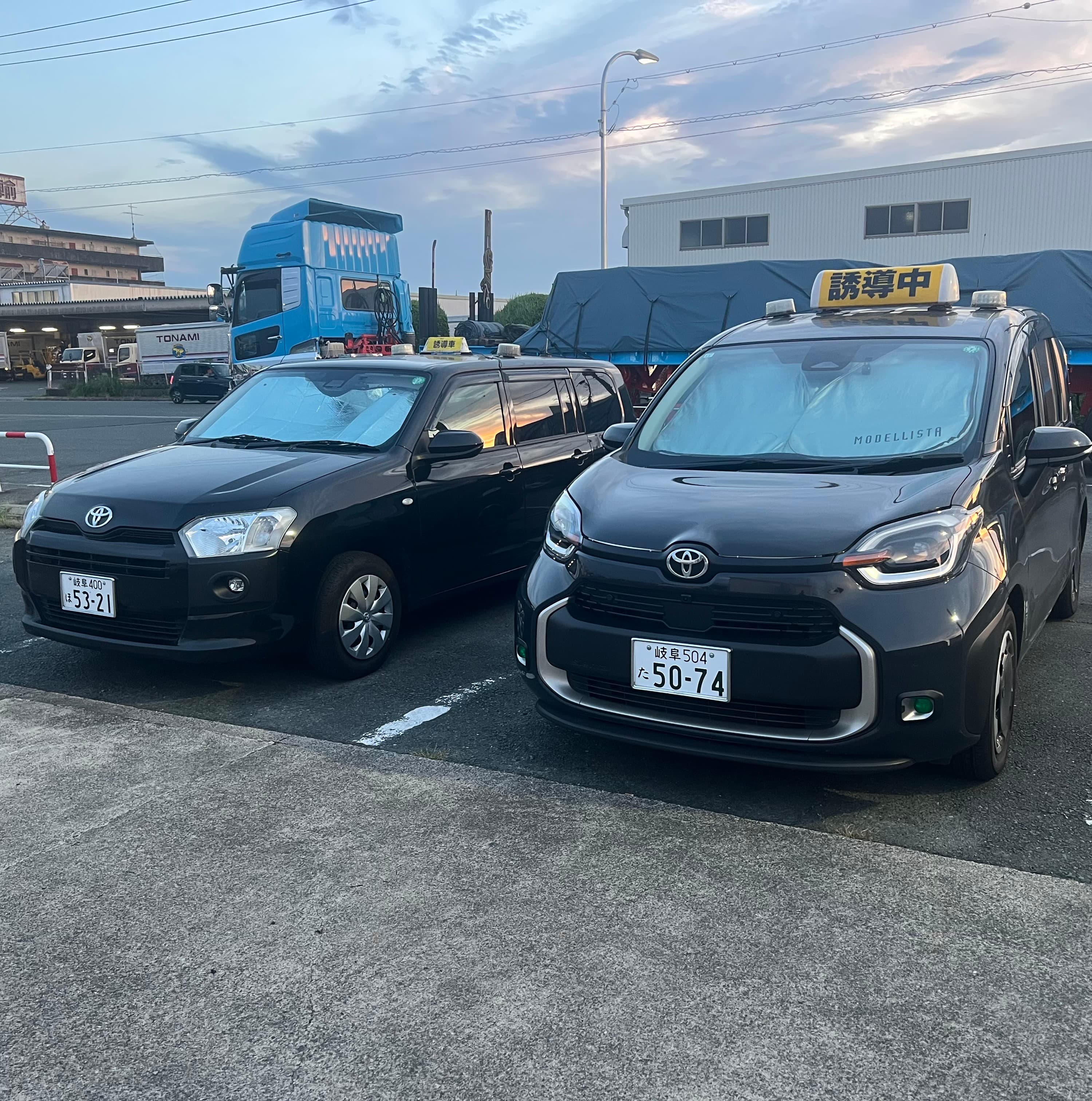 誘導車両と大型トレーラー